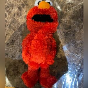 Sesame Street Love to Hug Elmo Talking, Singing, Hugging 14-inch Plush Toy
